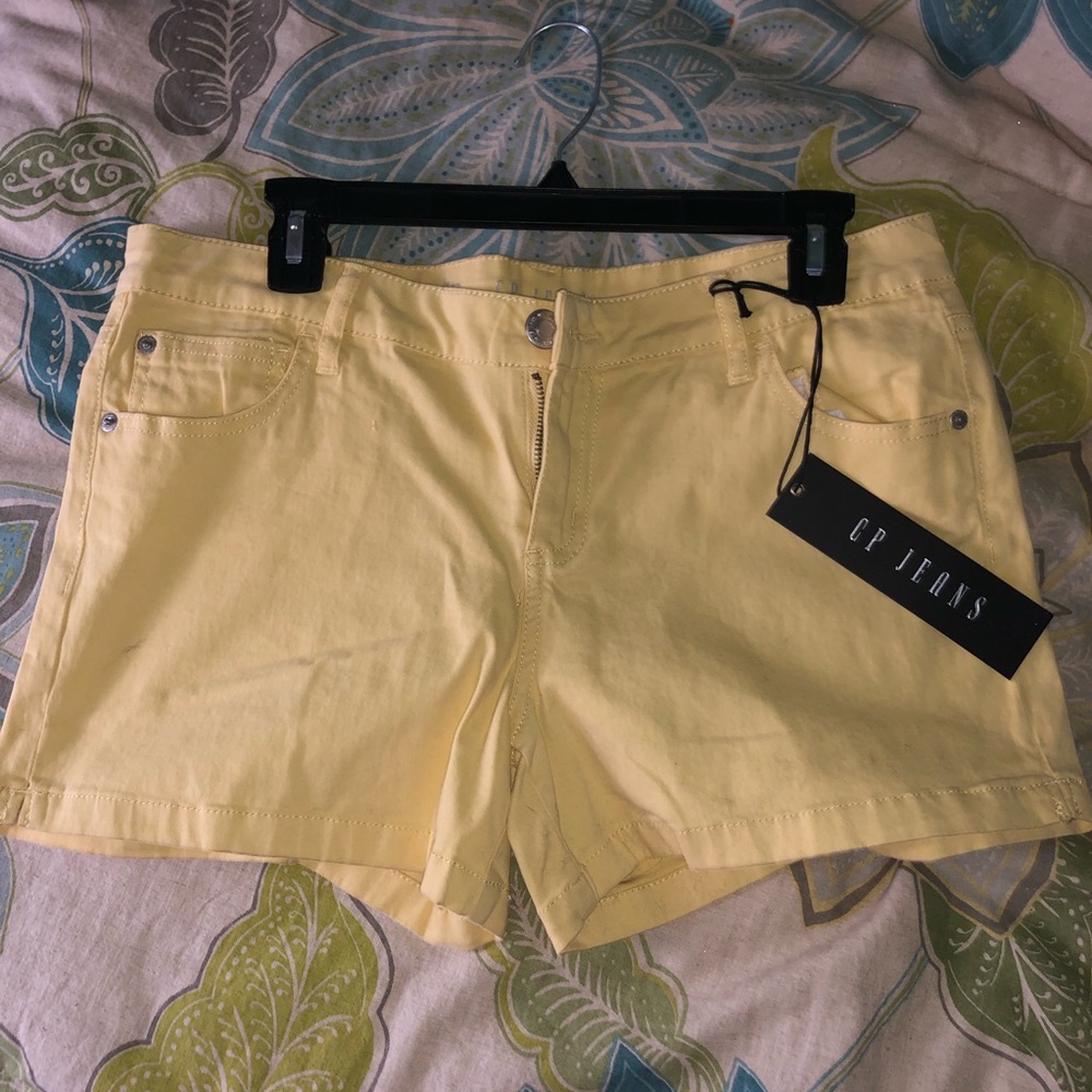 BRAND NEW juniors pastel yellow shorts!💛